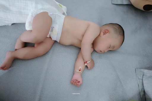 崇左三个月宝宝抬头不稳